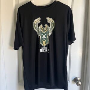 Large Black Milwaukee Bucks T shirt